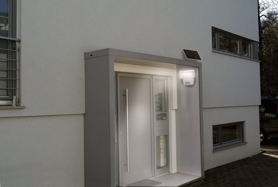 Solar LED-Strahler SOL 800 IP44 mit Infrarot-Bewegungsmelder weiss - Anwendungsbild