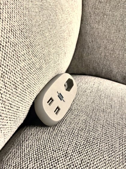 brennenstuhl®estilo Sofa-Steckdose mit Ladefunktion 1xEuro-Steckdose und 2xUSB-Charger anthrazit/grau - Anwendungsbild