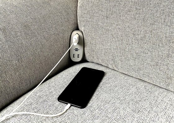 brennenstuhl®estilo Sofa-Steckdose mit Ladefunktion 1xEuro-Steckdose und 2xUSB-Charger anthrazit/grau - Anwendungsbild