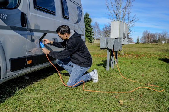 Camping-/Maritim CEE Verlängerungskabel IP44 10m H07RN-F 3G2,5 orange CEE 230V/16A Stecker und Kupplung - Signalfarben auf dem Campingplatz