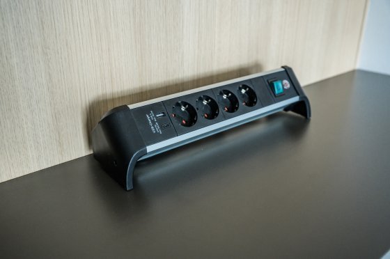 Alu-Office-Line Steckdosenleiste mit USB Power Delivery USB-Ladefunktion 4-fach 1,8m H05VV-F 3G1,5 - Anwendungsbild