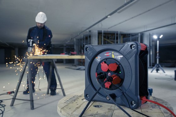 Professional Baustellen-Kabeltrommel KA 3110 5 IP44, 33m H07BQ-F 3G1,5 - Standfest und perfekte Kabelführung - auf allen vier Seiten